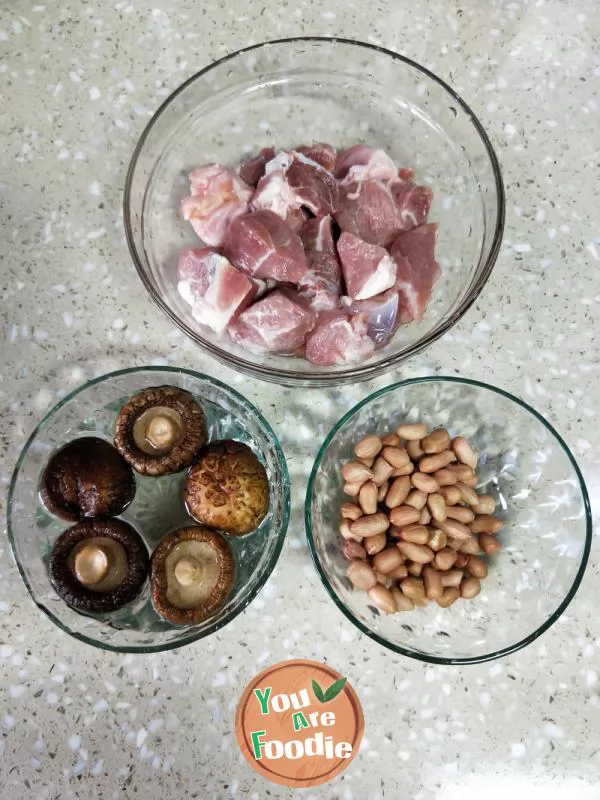 Stewed pork elbow with mushrooms and peanuts