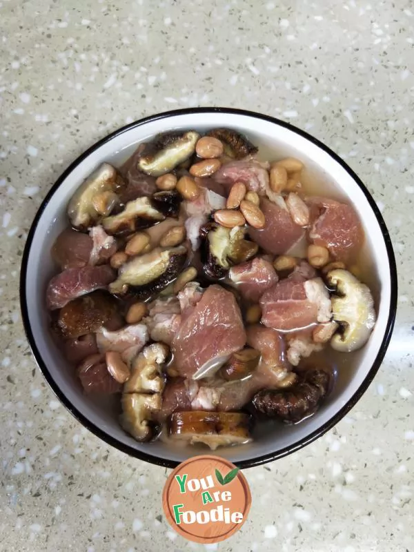 Stewed pork elbow with mushrooms and peanuts