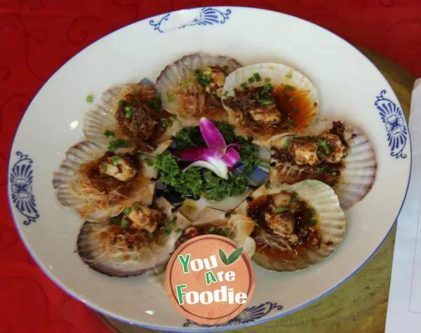 Steamed scallop with Chinese toon and chopped pepper