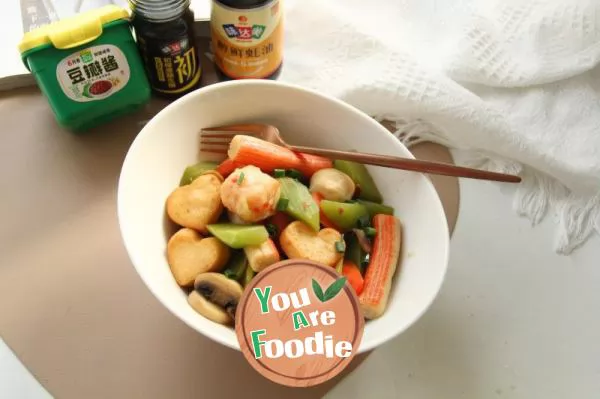 Fresh and fragrant lettuce balls in a pot with a variety of ingredients!