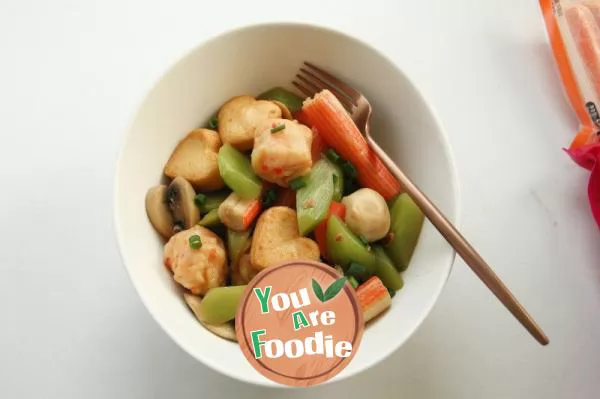 Fresh and fragrant lettuce balls in a pot with a variety of ingredients!