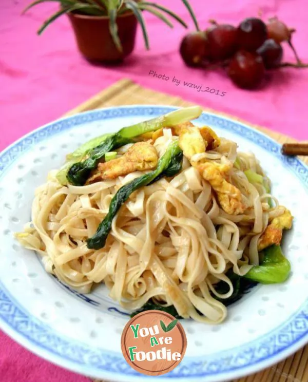 Fried vermicelli with egg and lettuce