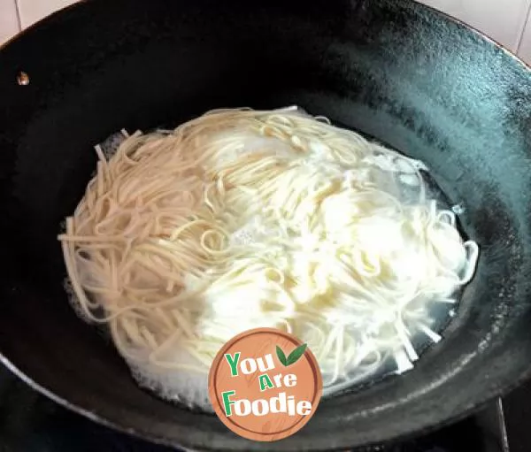 Fried vermicelli with egg and lettuce