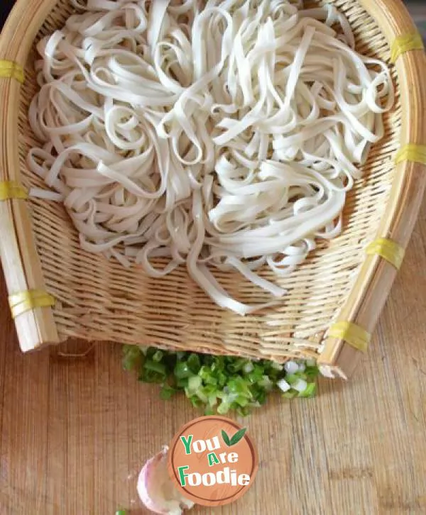 Fried vermicelli with egg and lettuce