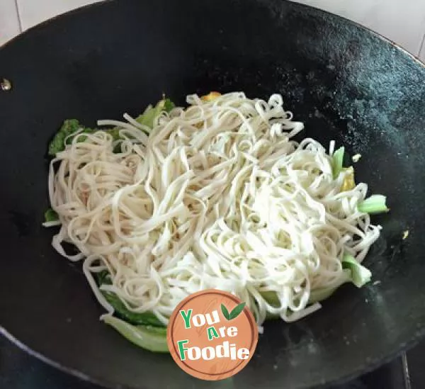 Fried vermicelli with egg and lettuce