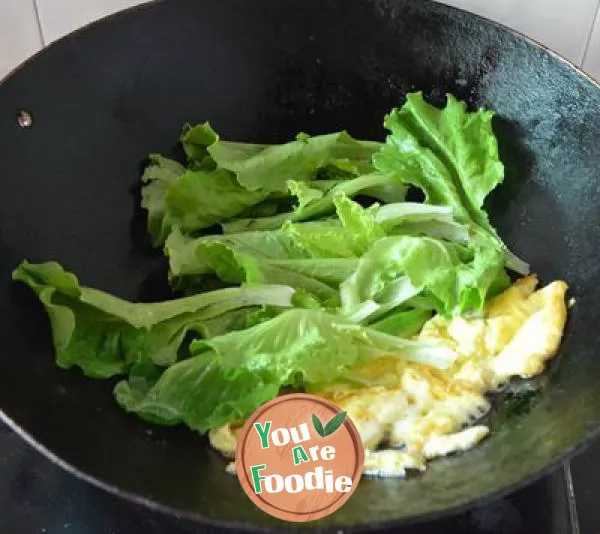 Fried vermicelli with egg and lettuce