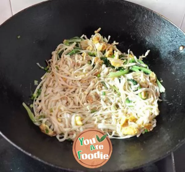 Fried vermicelli with egg and lettuce