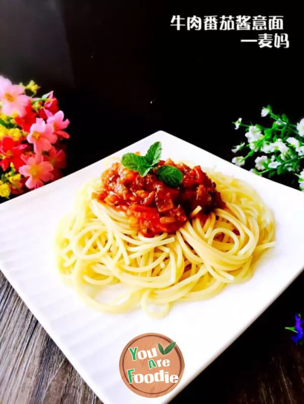 Spaghetti-with-beef-and-tomato-sauce