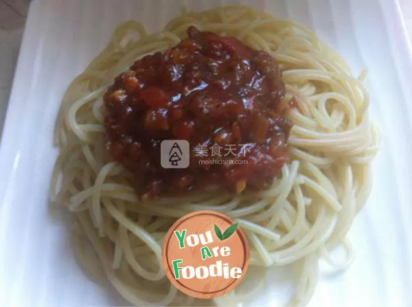 Spaghetti with beef and tomato sauce