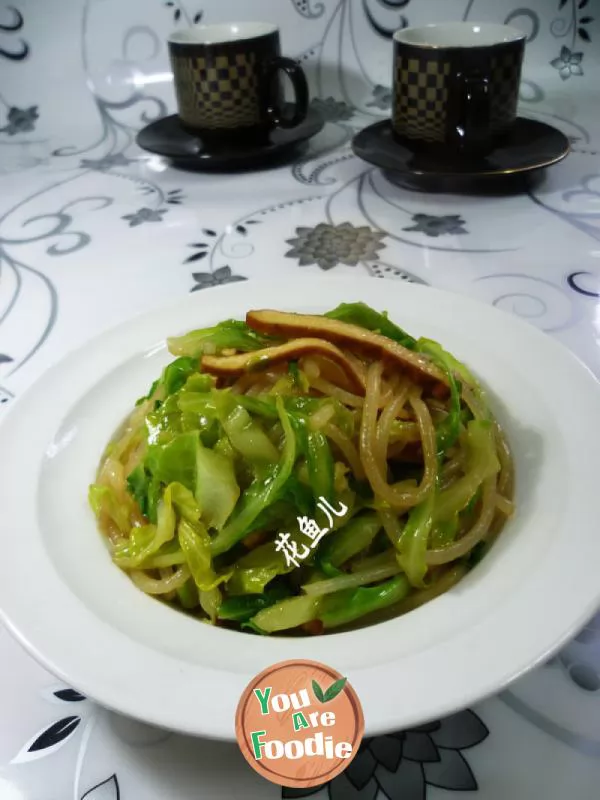 Fried-rice-noodles-with-dried-beef-and-cabbage