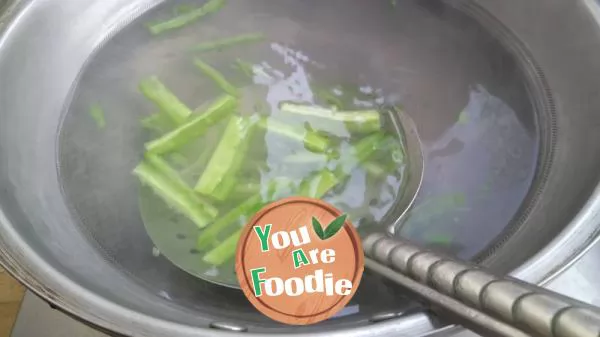 Tomato and bitter gourd spareribs soup