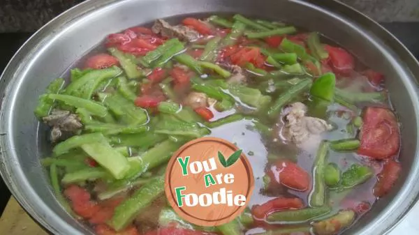 Tomato and bitter gourd spareribs soup