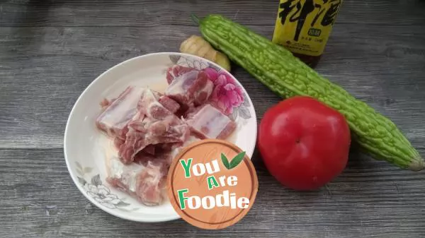 Tomato and bitter gourd spareribs soup