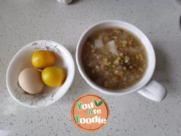 Congee-with-White-Fungus,-snow-pear-and-Mung-Bean