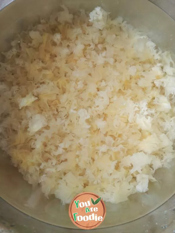 Congee with White Fungus, snow pear and Mung Bean