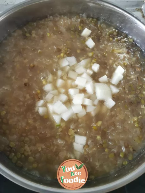 Congee with White Fungus, snow pear and Mung Bean