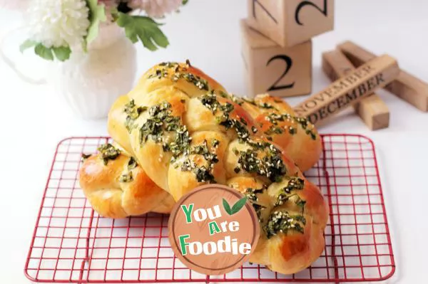 Salty, fragrant and beautiful ~ [onion and meat floss braided bread]