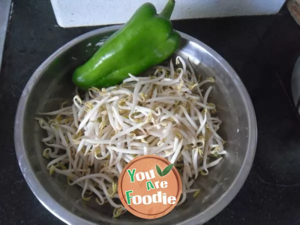 Fried bean sprouts with green pepper