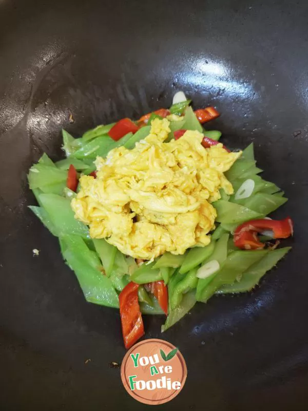 Simple and delicious fried eggs with green bamboo shoots