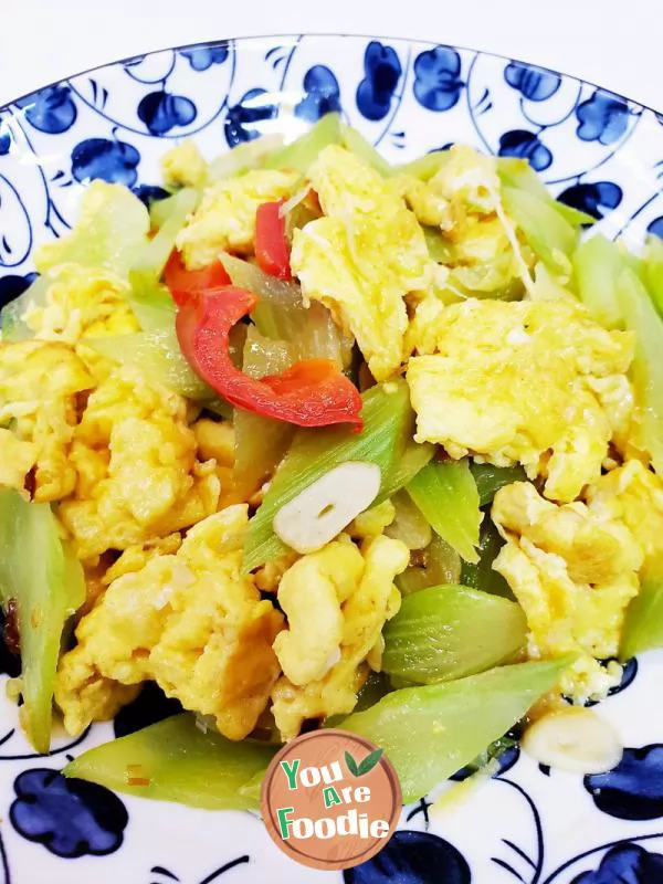 Simple and delicious fried eggs with green bamboo shoots