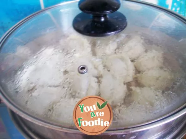 Steamed dumplings with three delicacies