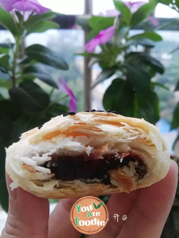 deep-fried flaky buns filled with sweet bean paste