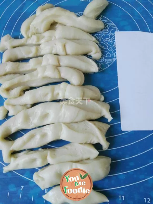 deep-fried flaky buns filled with sweet bean paste