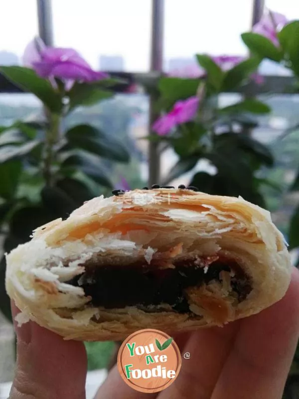 deep-fried flaky buns filled with sweet bean paste