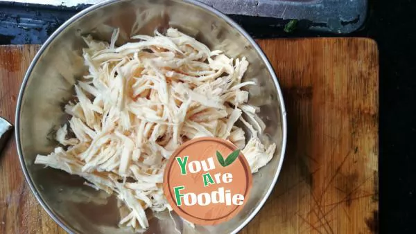 Sliced chicken and whitebait soup