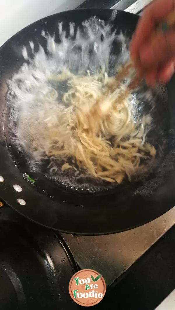 Sliced chicken and whitebait soup