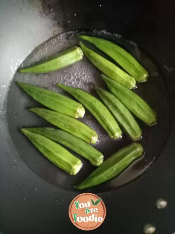 Okra with chopped pepper