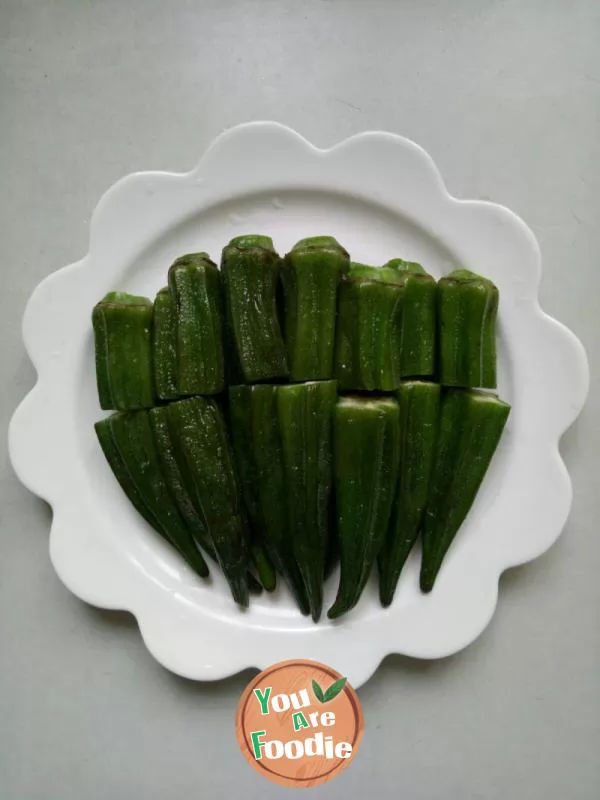 Okra with chopped pepper