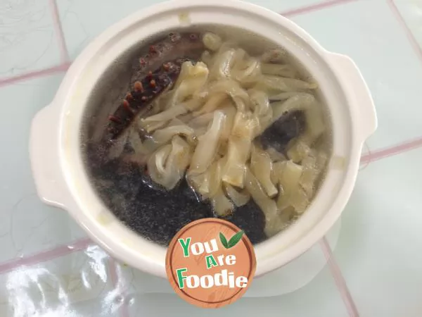 Sea cucumber, fish glue and black chicken soup