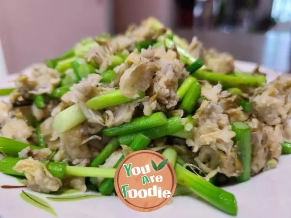 Stir fried and steamed locust blossom with garlic sprouts