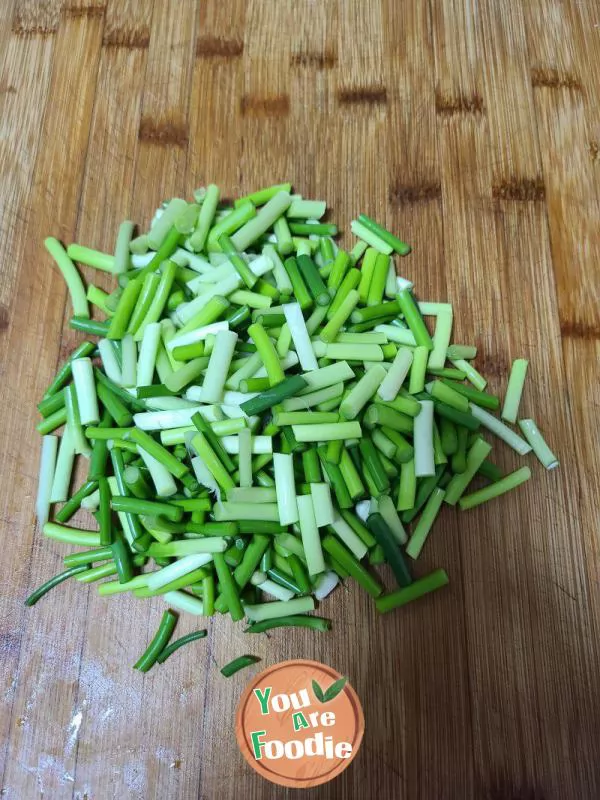 Stir fried and steamed locust blossom with garlic sprouts