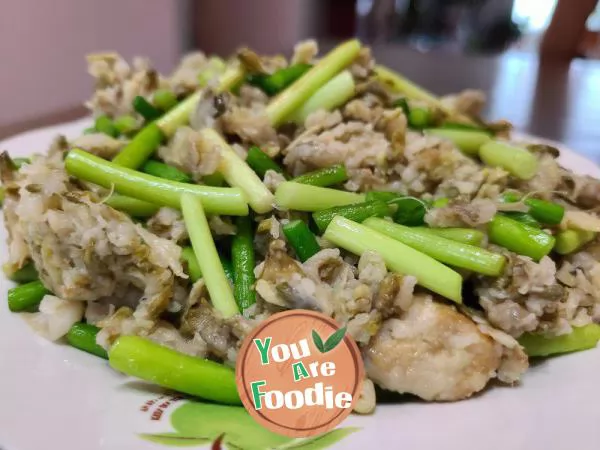 Stir fried and steamed locust blossom with garlic sprouts