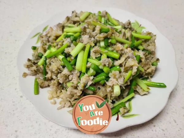 Stir fried and steamed locust blossom with garlic sprouts