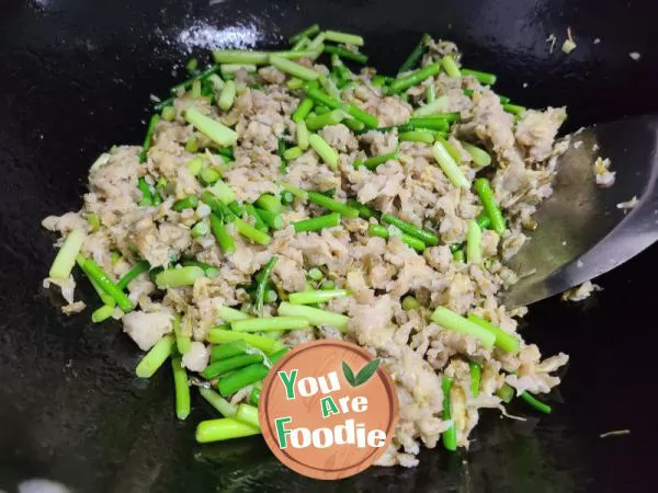 Stir fried and steamed locust blossom with garlic sprouts