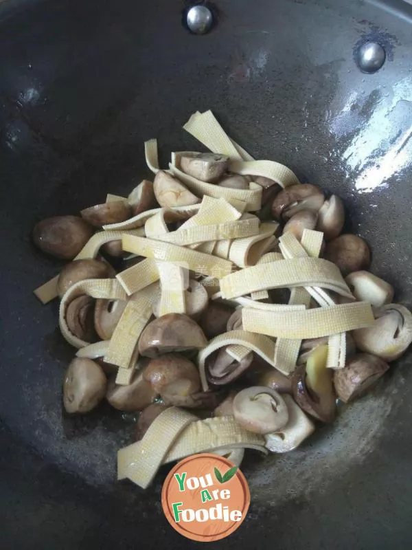 Mushroom and bean skin in oyster sauce