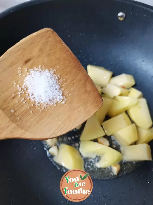 Braised potato with tomato