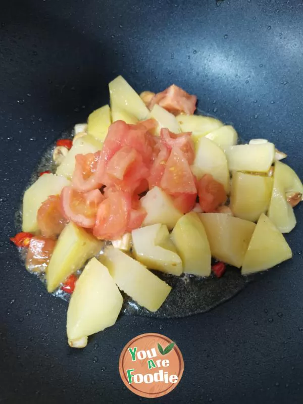 Braised potato with tomato