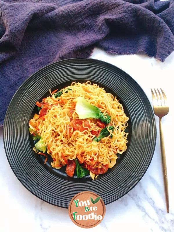 Fried instant noodles with sausage and seasonal vegetables