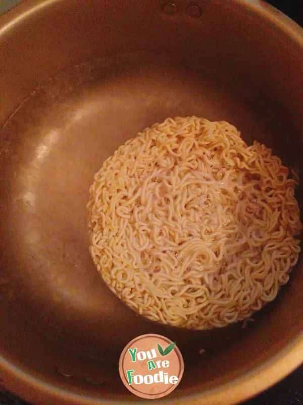 Fried instant noodles with sausage and seasonal vegetables