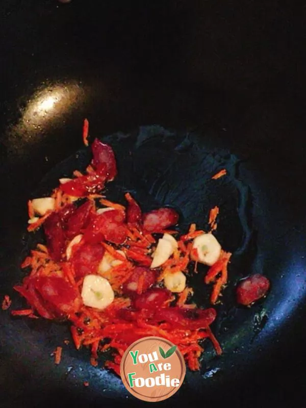 Fried instant noodles with sausage and seasonal vegetables