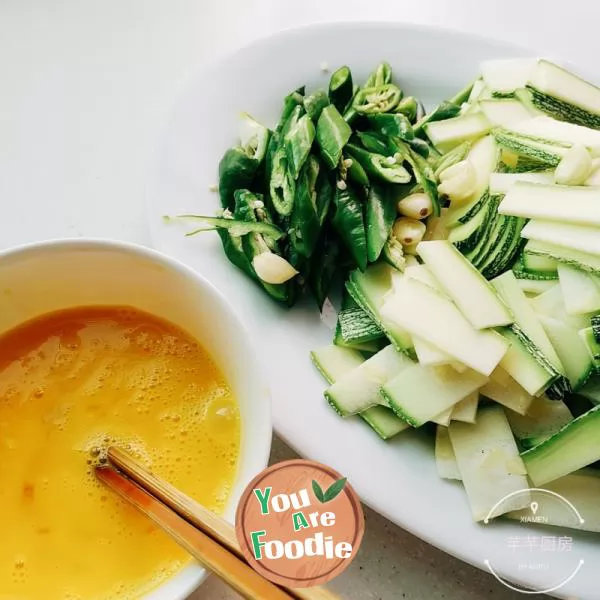 Fried egg with zucchini and green pepper