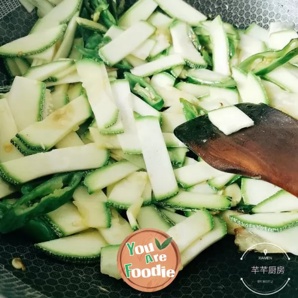 Fried egg with zucchini and green pepper