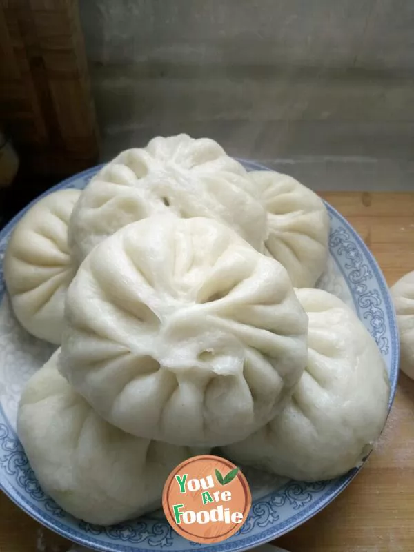 Steamed-stuffed-bun-with-cabbage-and-egg