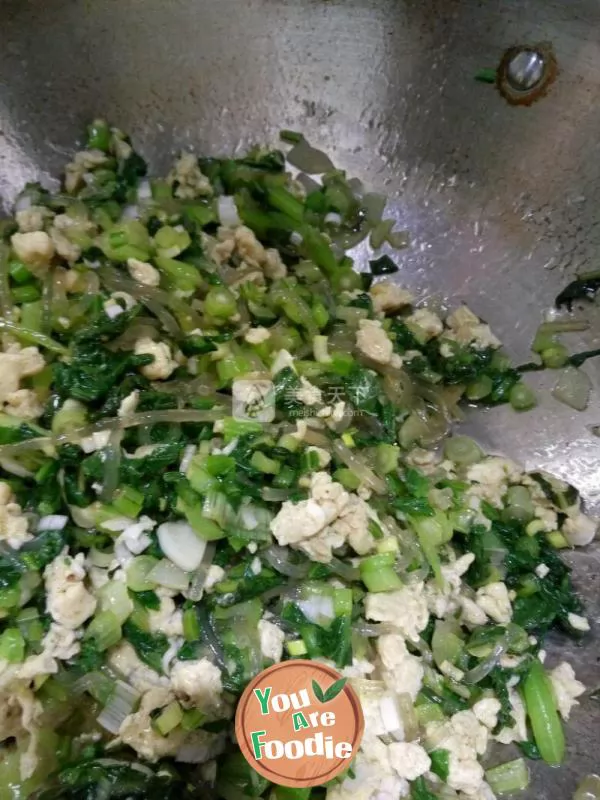 Steamed stuffed bun with cabbage and egg