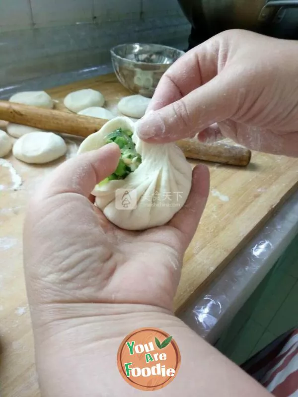 Steamed stuffed bun with cabbage and egg