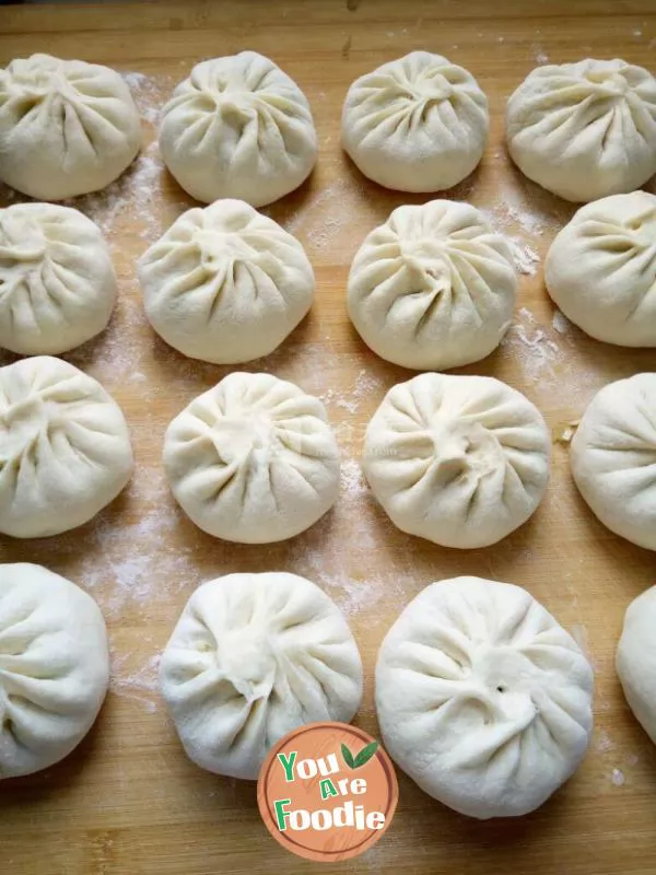 Steamed stuffed bun with cabbage and egg